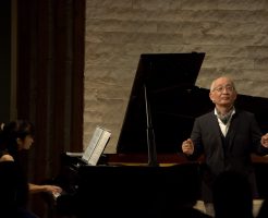 サロンテッセラで歌う山中信