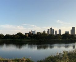 多摩川を挟んで東京から武蔵小杉を臨む