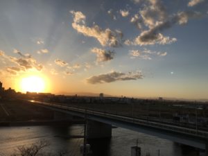 2019年大みそかの多摩川の夕日
