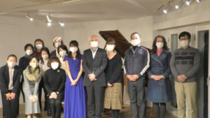 プリモ芸術工房で2020年12月12日に行った山中信のコンサートの集合写真