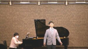 TMさん歌うの図