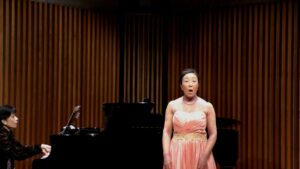 EKさんの歌う姿