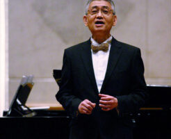 ONさんの歌う様子。