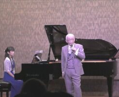 MCを務める山中信