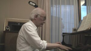 ピアノを弾く山中信