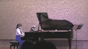 ピアノを敷く石元里奈