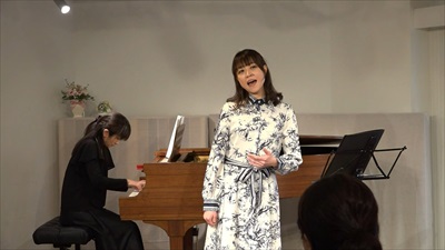 息を意識して使わない発声を