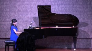 2025年11月22日土曜日、オーキッド・ミュージック・サロンにて、石元里奈さんラヴェルのソナチネを弾く。